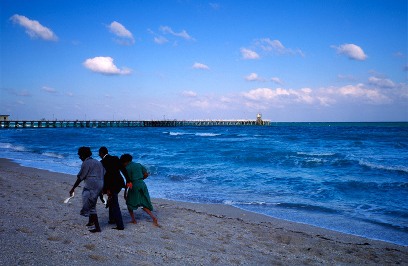 マイアミ海岸を散歩する親子